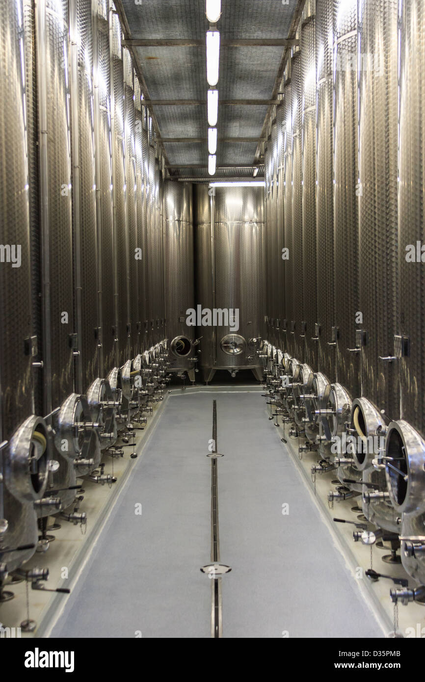 Les réservoirs en acier Winery moderne Banque D'Images