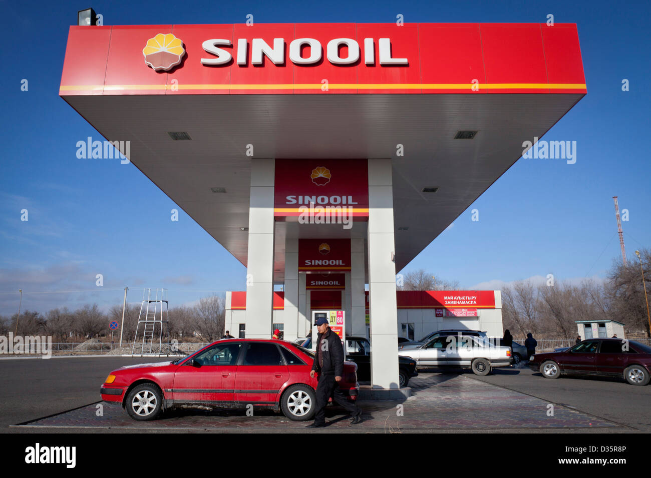 Faire le plein de pilotes à un Sinooil Zhearkent dans station de gaz, de l'est du Kazakhstan, à environ 30 kilomètres de la frontière. China-Kazakhstan Banque D'Images