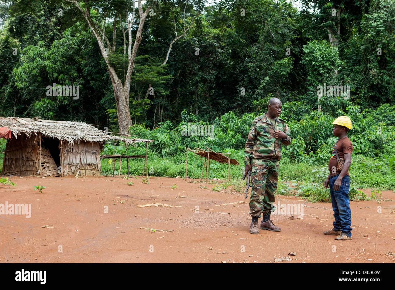 CONGO, le 27 septembre 2012 : Un ecoguard parle avec un braconnier dans un camp de chasse illégale. Aucun animal la chasse est permise dans ce domaine. Banque D'Images