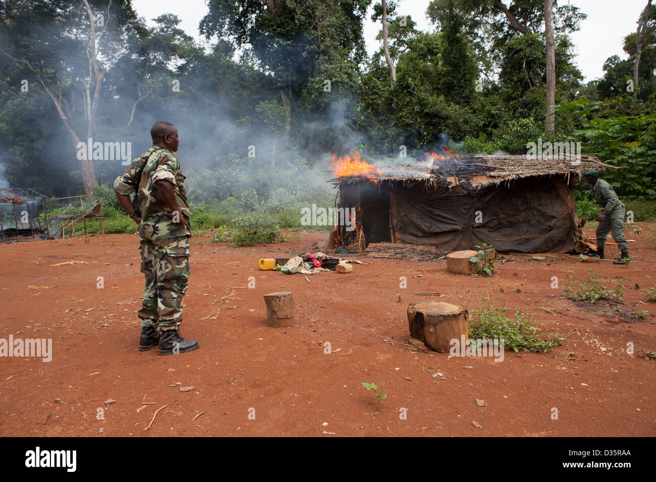 CONGO, le 27 septembre 2012 : Écogardes brûler un camp des braconniers illégaux. Aucun animal la chasse est permise dans ce domaine. Banque D'Images