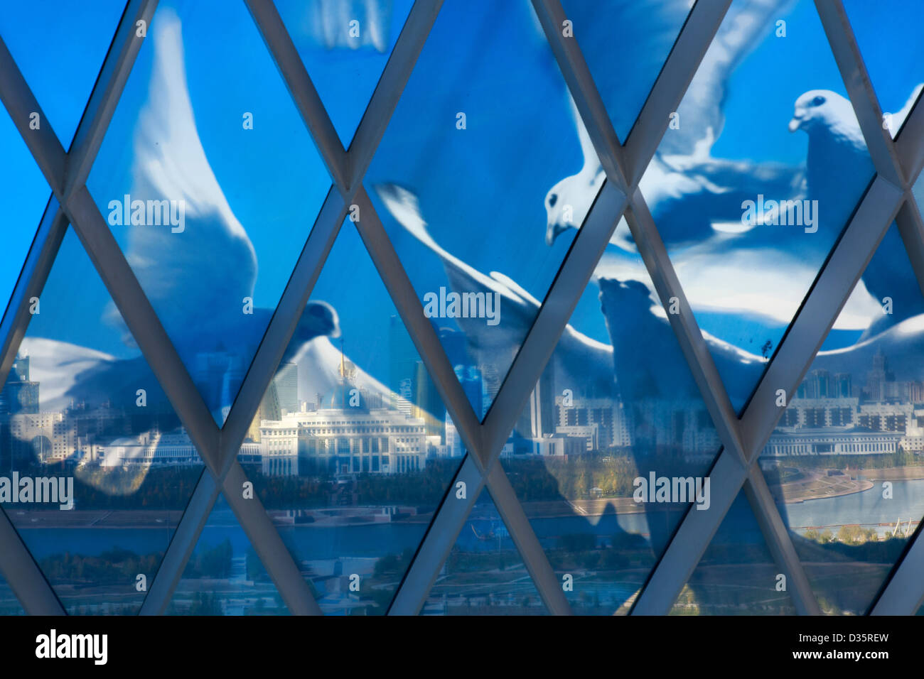 Colombes sur la vitre face du Palais de la paix et de la réconciliation, une pyramide conçu par Norman Foster à Astana, Kazakhstan Banque D'Images