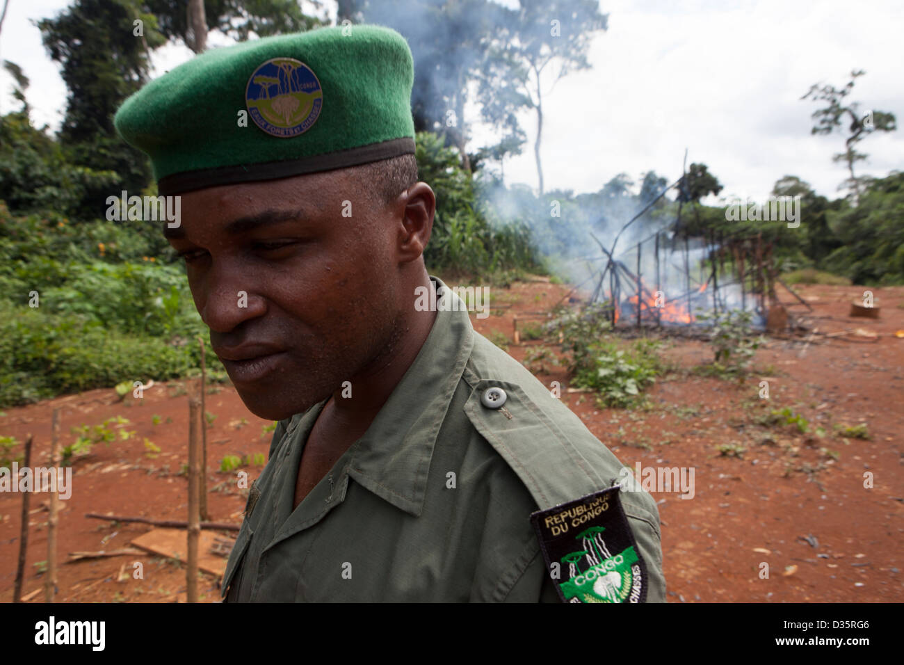 CONGO, le 27 septembre 2012 : Écogardes brûler un camp des braconniers illégaux. Aucun animal la chasse est permise dans ce domaine. Banque D'Images