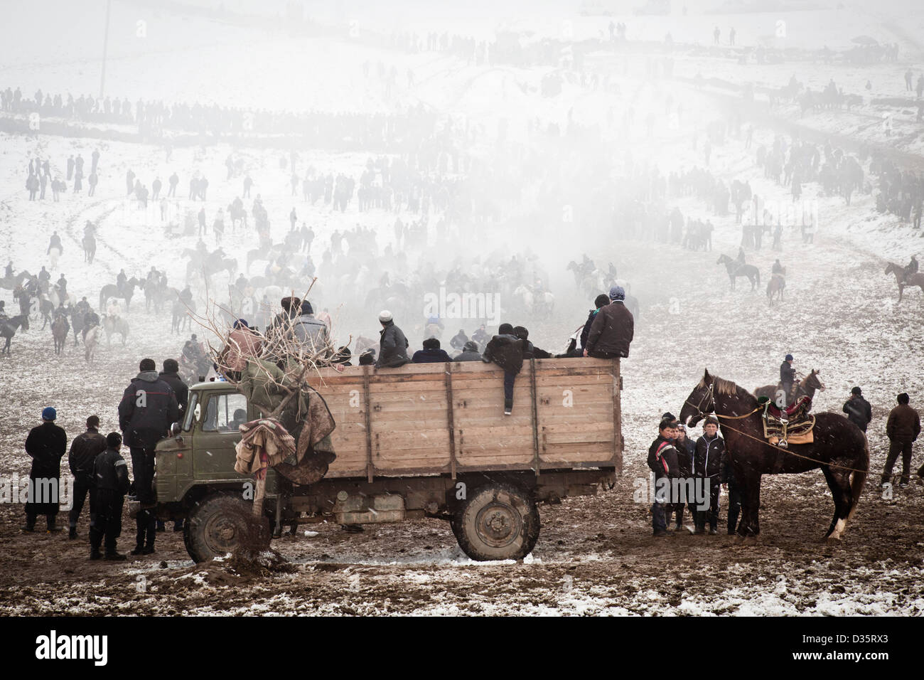 Les spectateurs de s'unir autour d'un champ neigeux buzkashi près de Jirganak, Tadjikistan Banque D'Images