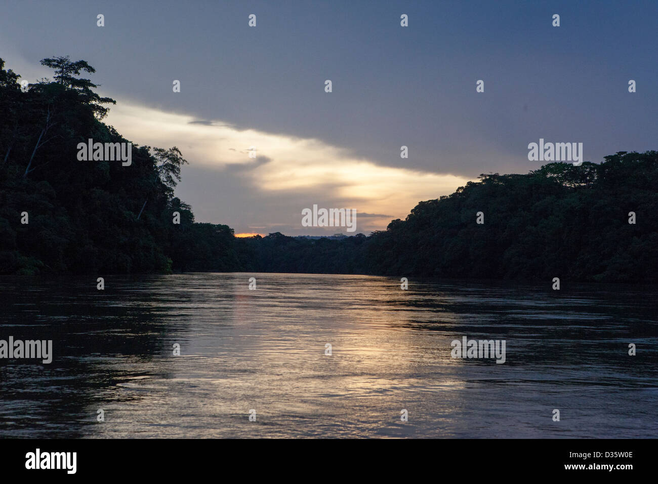 CONGO, le 29 septembre 2012 : La rivière Dja au crépuscule. Banque D'Images