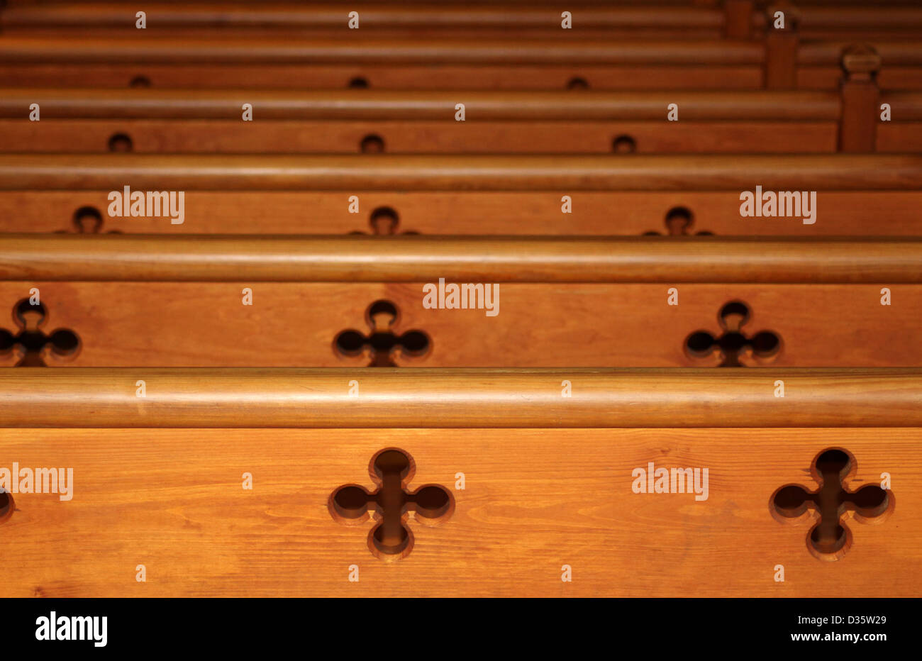 Rangée de bancs en bois à l'église de recul Banque D'Images