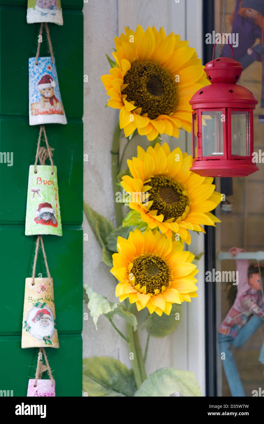 Tournesols artificiels et lampe dans un magasin de la porte Banque D'Images