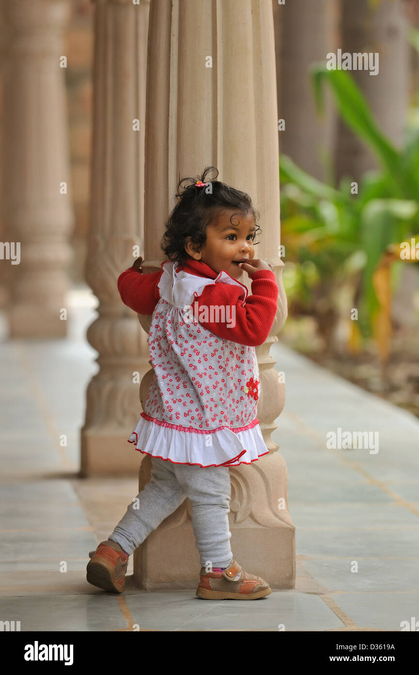 Bebe Fille Indienne Jouant Dans Un Palais Du Rajasthan Photo Stock Alamy