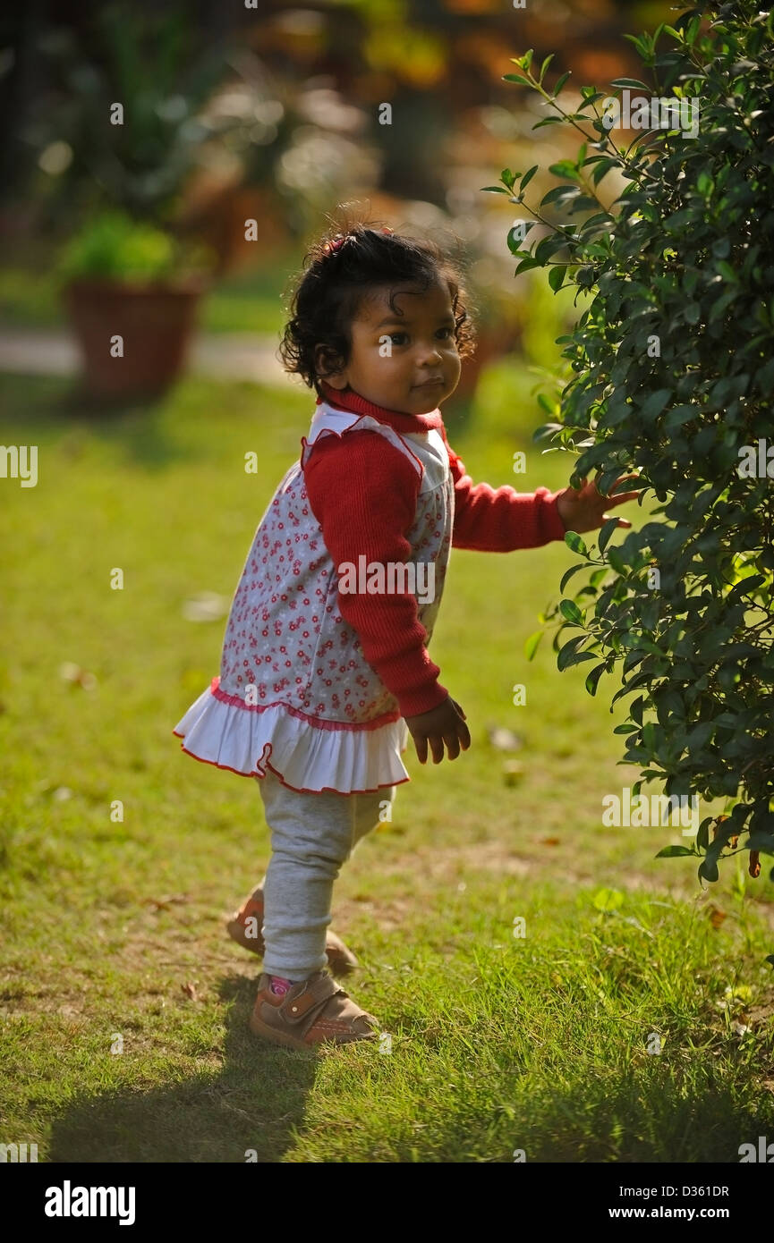 Bebe Fille Indienne De Payer Dans Un Jardin Photo Stock Alamy