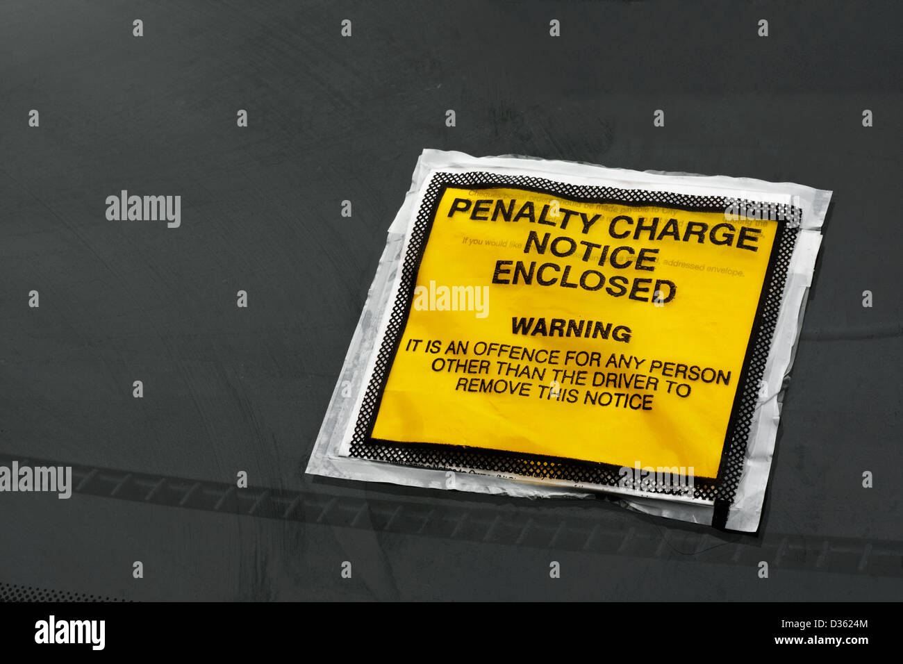 Billet de stationnement bloqué sur un pare-brise de voiture les pénalités ou les amendes Banque D'Images