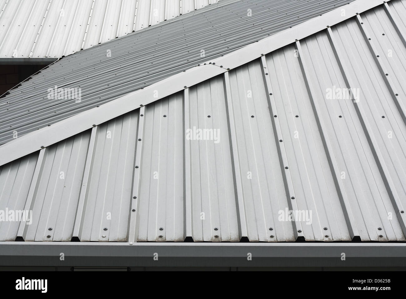 Détail architectural metal roofing sur commercial Construction de bâtiment moderne Banque D'Images
