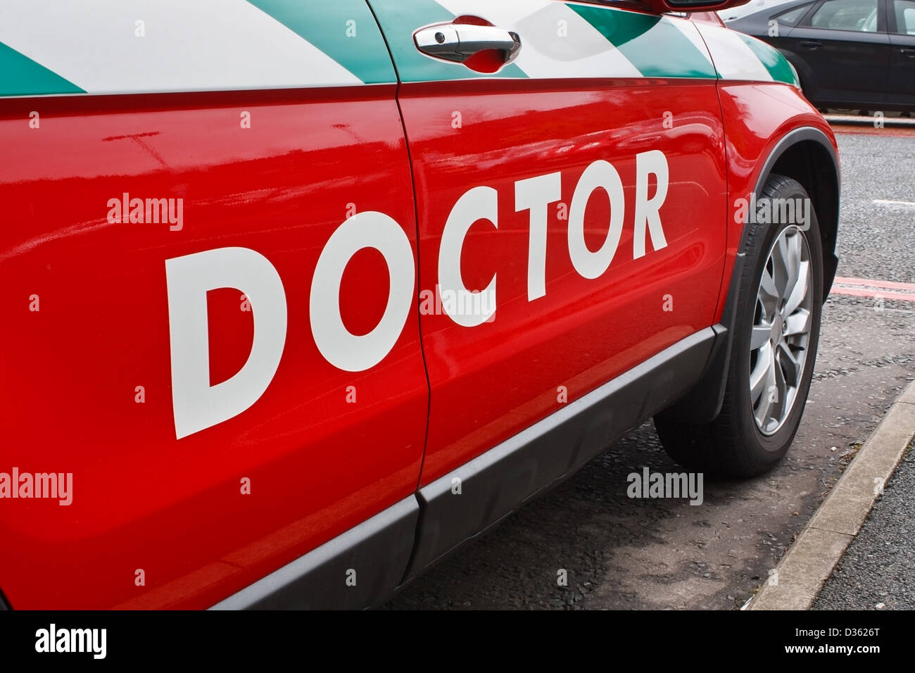 Les médecins d'un véhicule d'urgence pour les visites à domicile d'urgence Banque D'Images