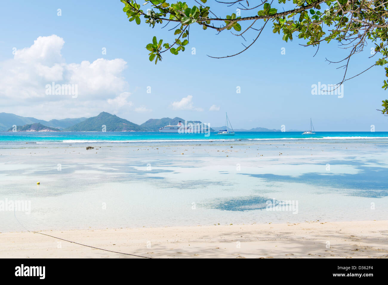 L'île de La Digue, aux Seychelles. L'île de rêves pour un repos et de détente. La plage de sable de corail blanc. Le coucher du soleil. Banque D'Images