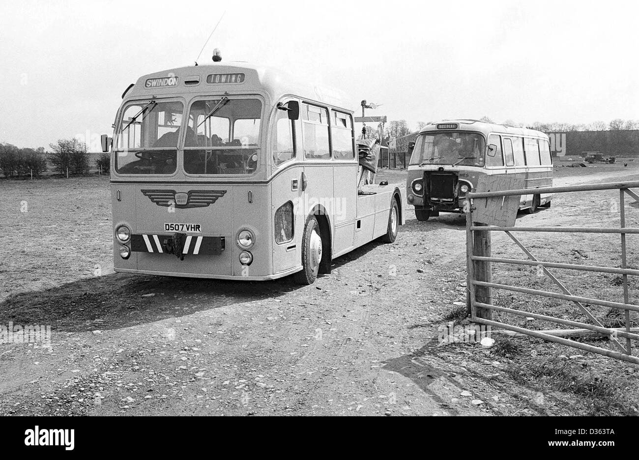 1960 Bristol coach service fournissant toujours avec les voyageurs dans le Wiltshire UK en 1990. Banque D'Images