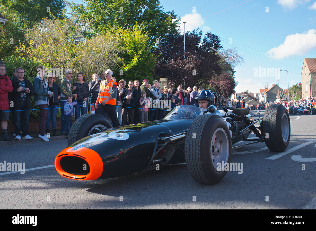 Damon Hill entraîne une vieille formule 1 BRM des années 1960 au cours de la célébration du 50e anniversaire de GRE en Bourne, Lincolnshire Banque D'Images