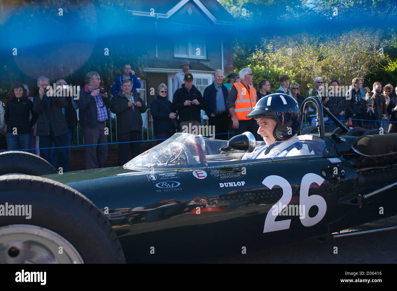 Damon Hill entraîne une vieille formule 1 BRM des années 1960 au cours de la célébration du 50e anniversaire de GRE en Bourne, Lincolnshire Banque D'Images