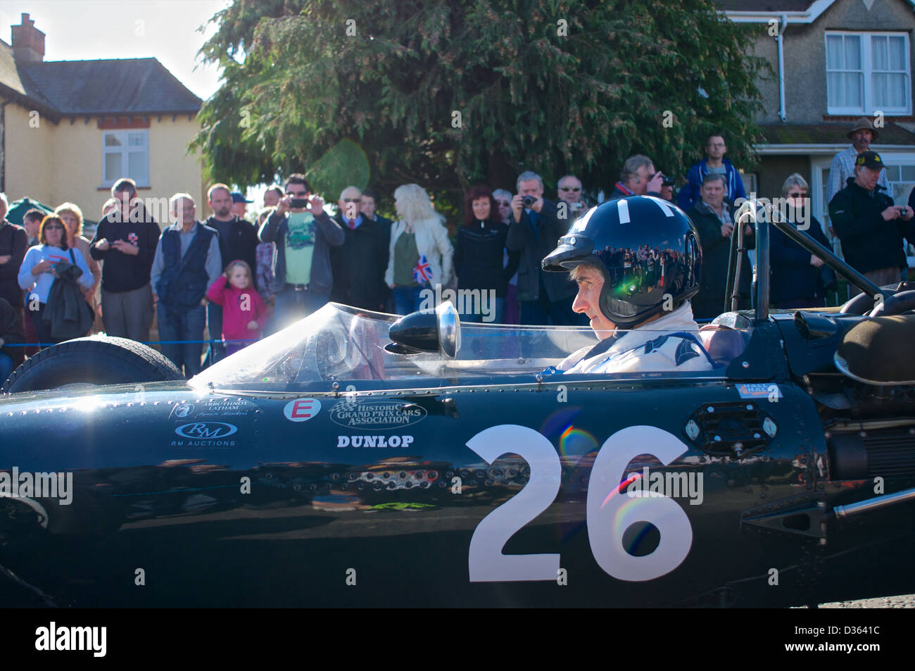Damon Hill entraîne une vieille formule 1 BRM des années 1960 au cours de la célébration du 50e anniversaire de GRE en Bourne, Lincolnshire Banque D'Images