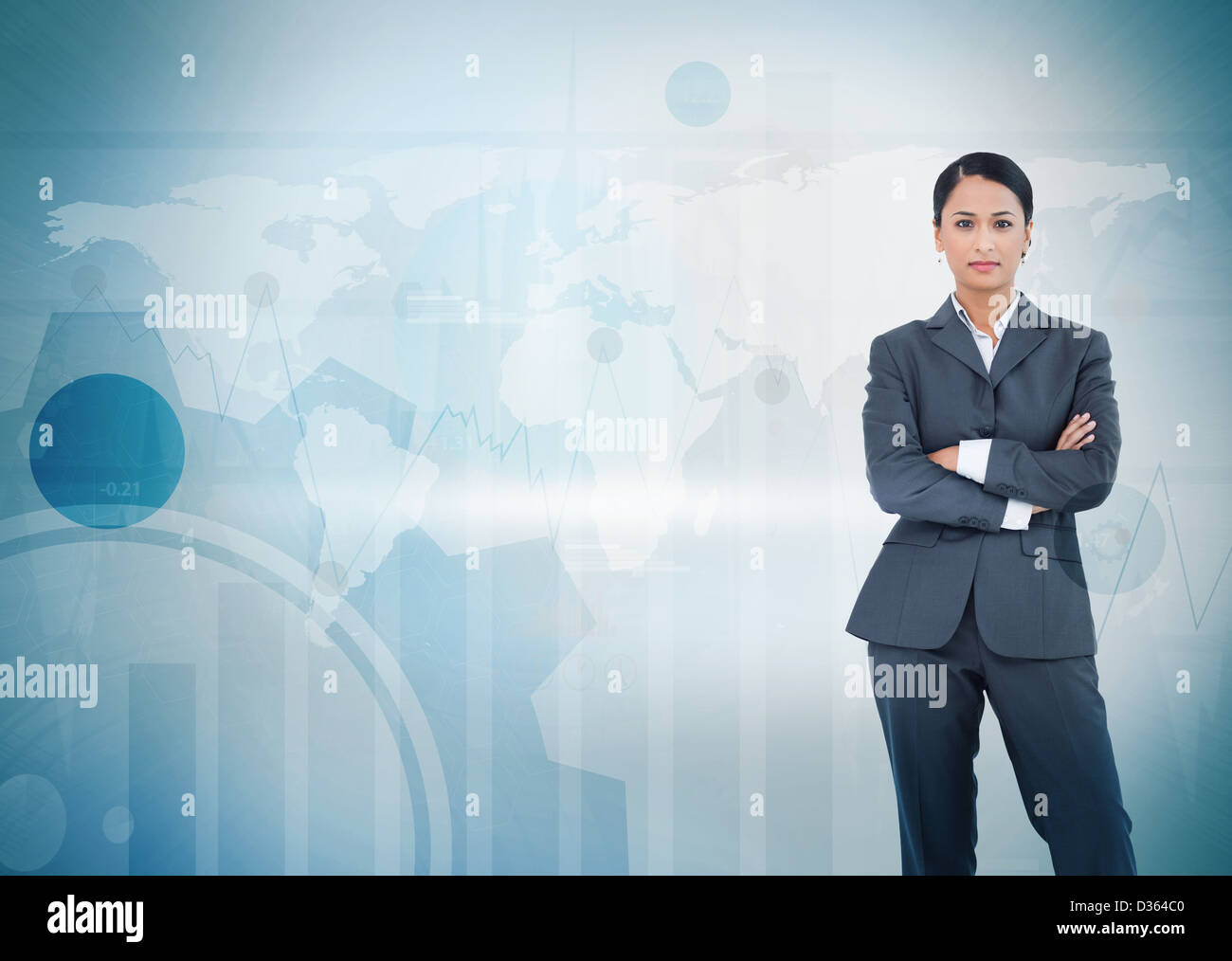 Businesswoman standing contre une carte numérique Banque D'Images