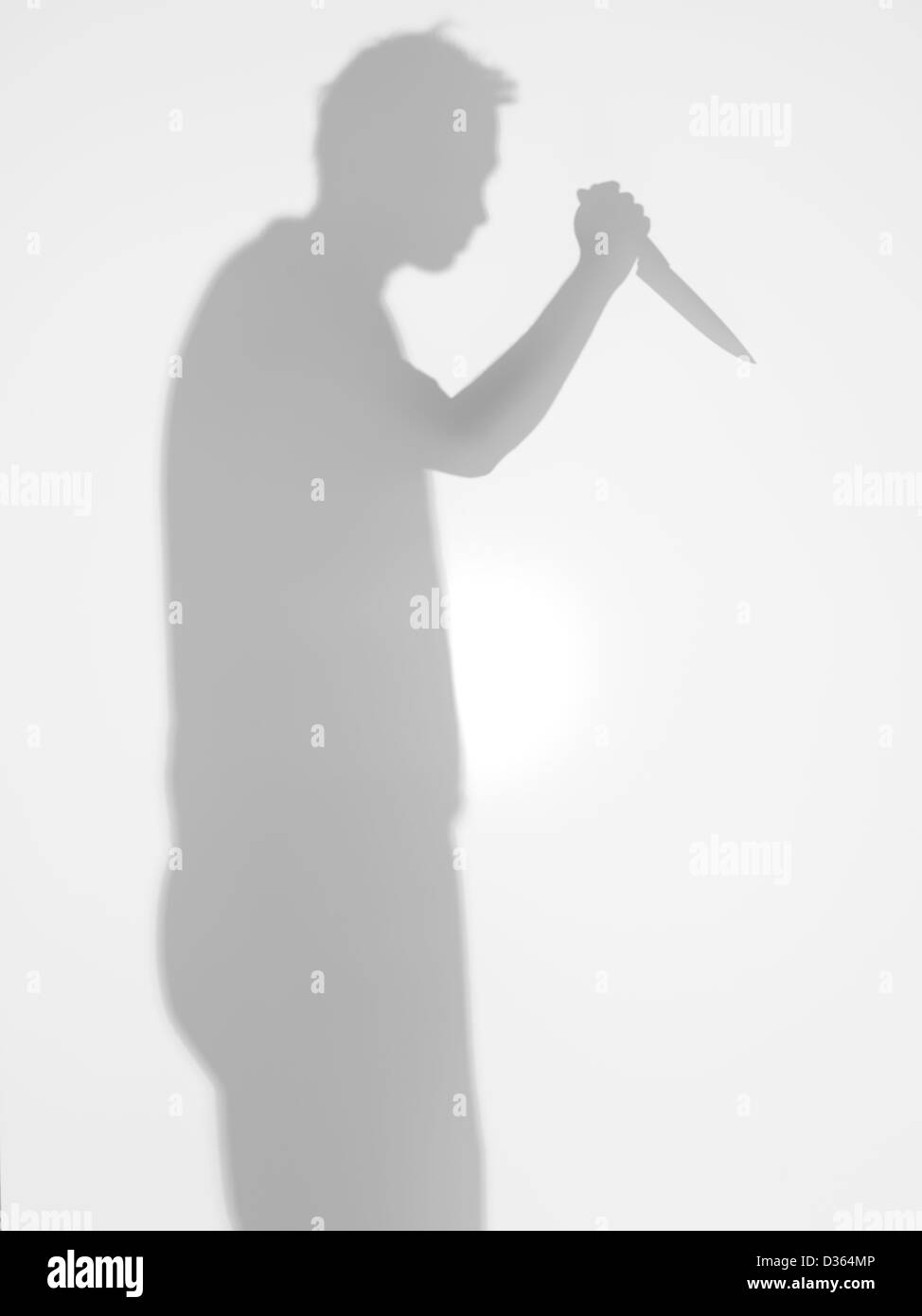 l homme silhouette avec cuisine couteau a la main debout de profil avec un geste d attaquer quelqu un derriere une surfa photo stock alamy https www alamyimages fr photo image l homme silhouette avec cuisine couteau a la main debout de profil avec un geste d attaquer quelqu un derriere une surfa 53610502 html