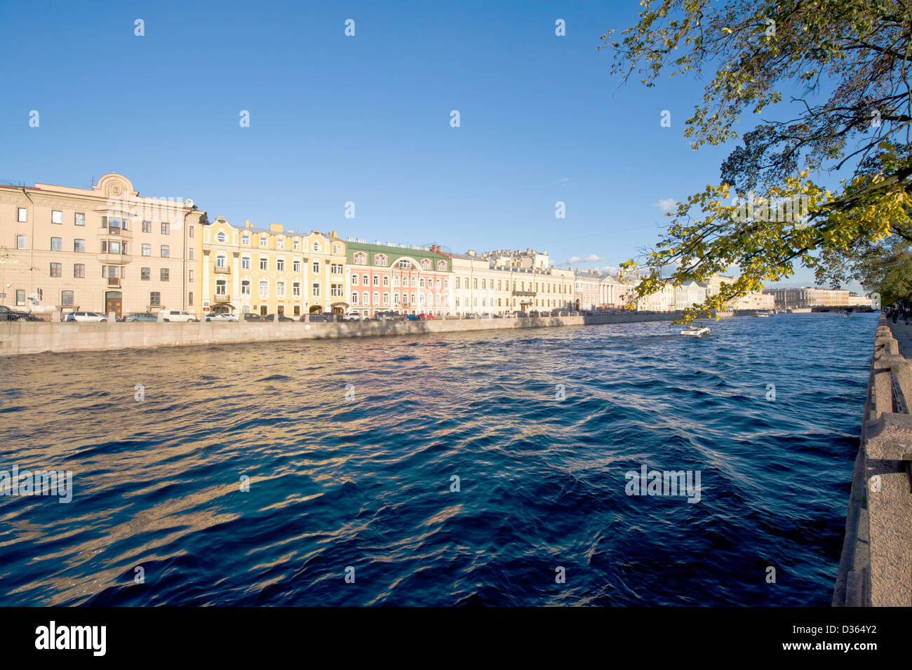 Lit de rivière avec des bateaux à Saint-Petersbourg. L'heure d'été Banque D'Images