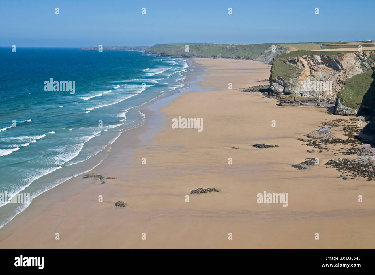 La vaste étendue de plage de sable fin à Watergate Bay sur la côte nord de Cornwall Banque D'Images