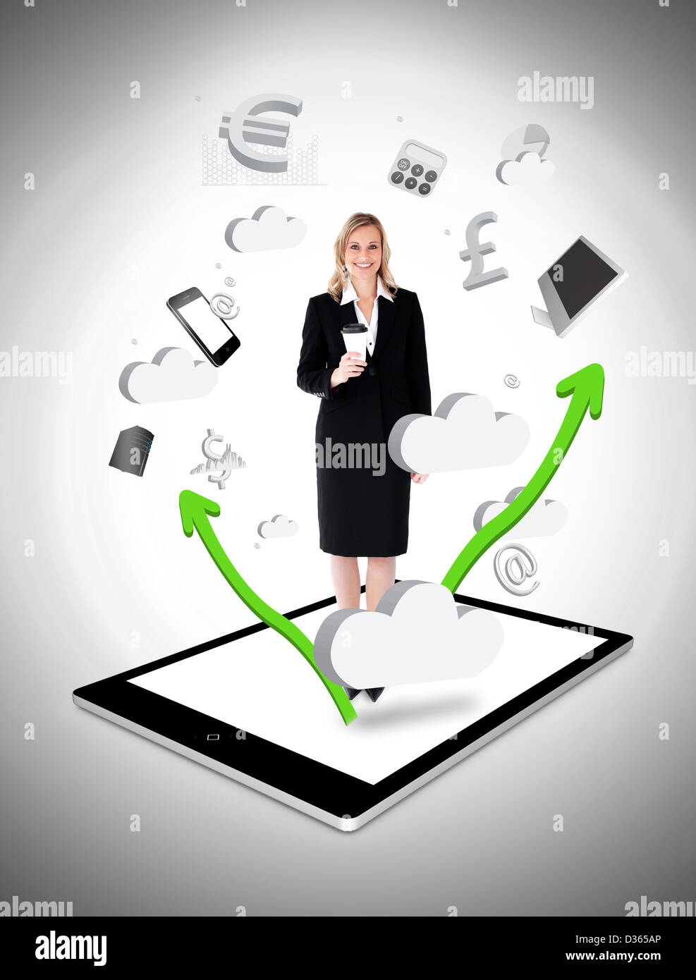 Cheerful businesswoman holding un café sur un tablet pc Banque D'Images