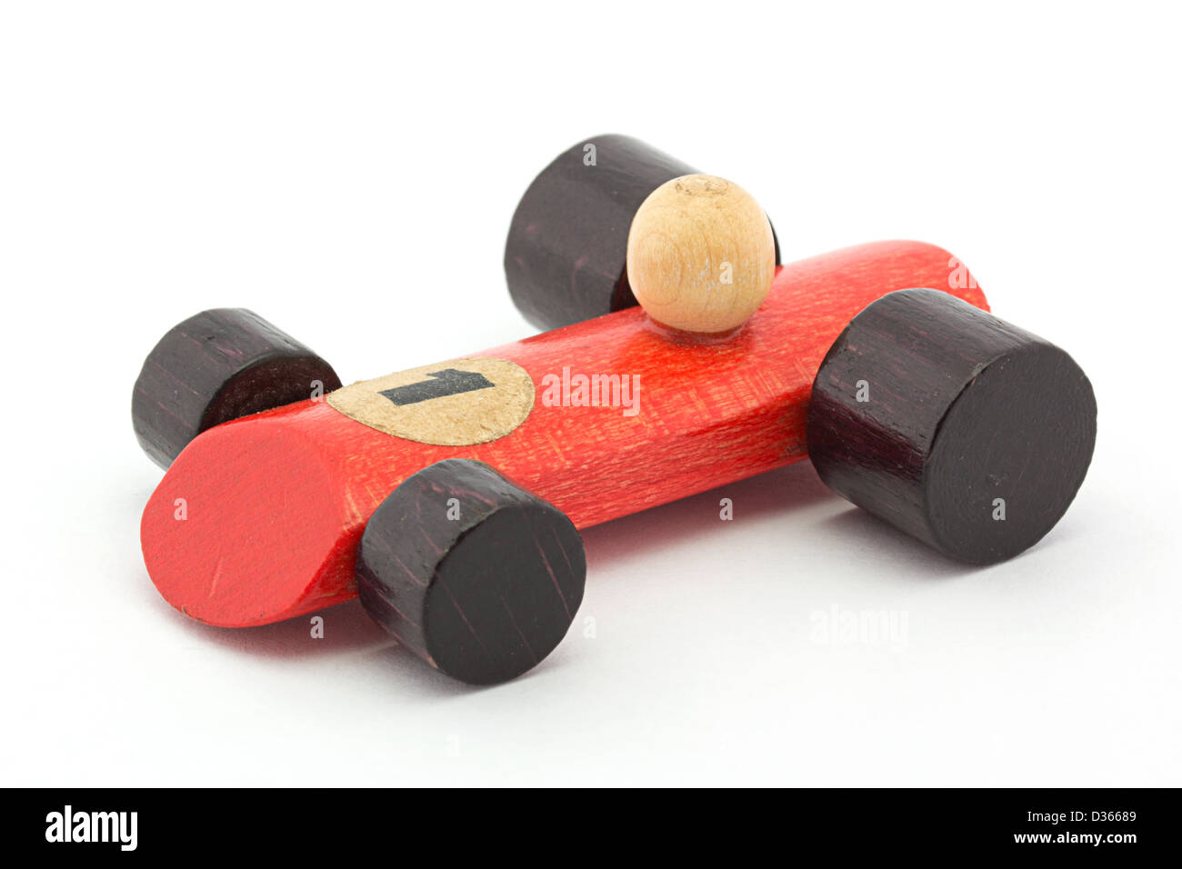 Petite voiture de course jouet en bois rouge sur fond blanc Banque D'Images