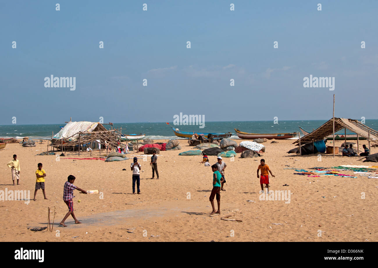 Cricket sur la plage de port de pêche Village Chennai Madras ( ) L'Inde Tamil Nadu Banque D'Images