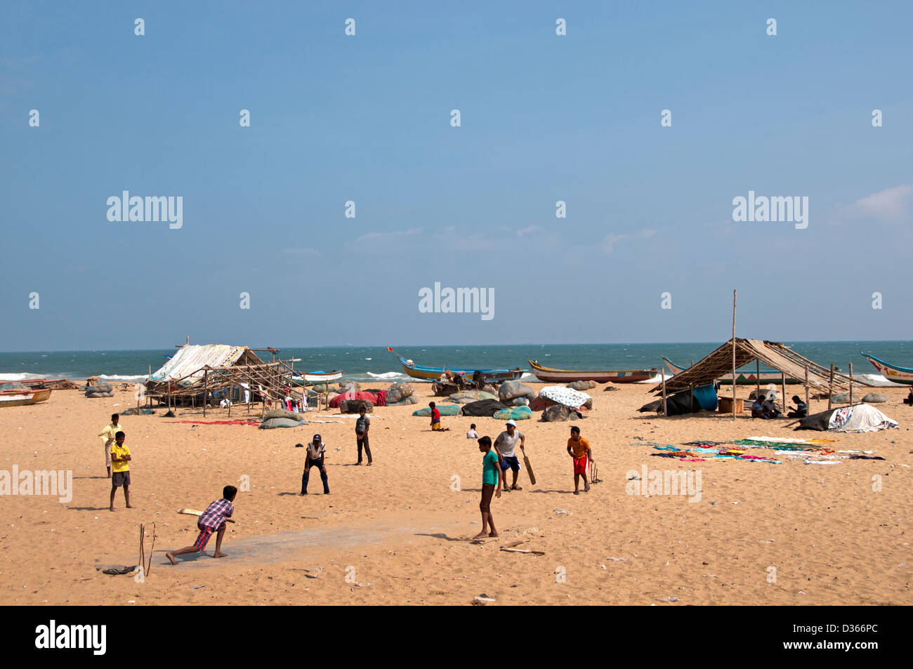 Cricket sur la plage de port de pêche Village Chennai Madras ( ) L'Inde Tamil Nadu Banque D'Images