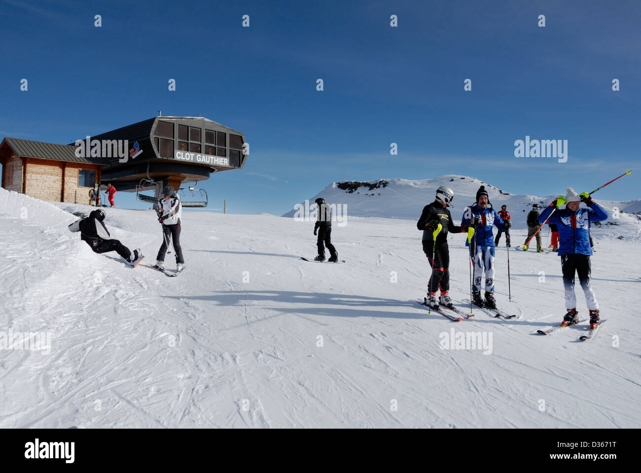 En haut du télésiège de Clot Gauthier, skieurs de bonne humeur. Piste rouge à Serre Chevalier, les Alpes. Banque D'Images