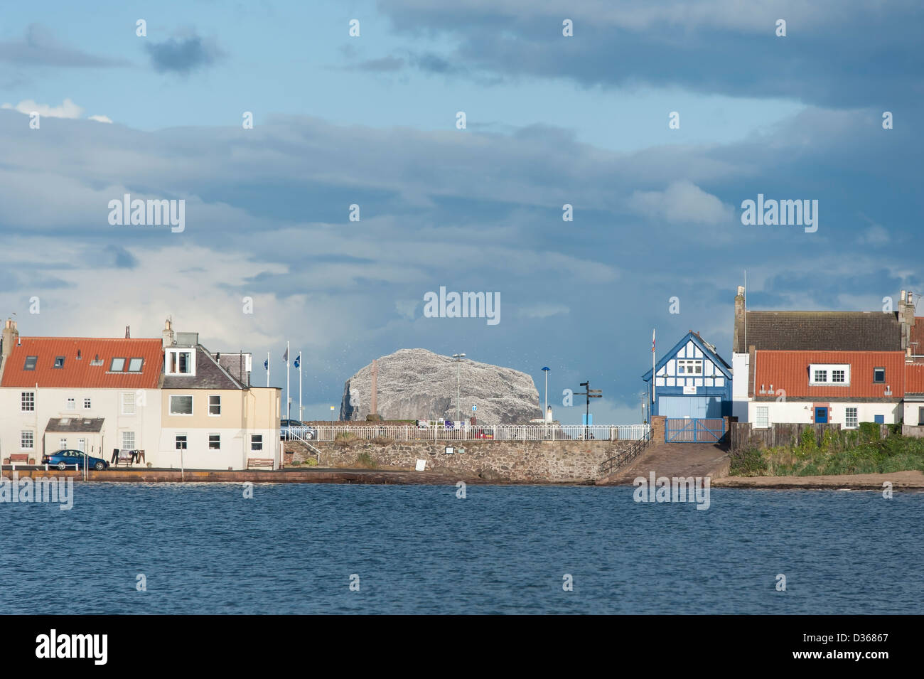 Le port de North Berwick à l'île de Bass Rock dans la distance (Ecosse). Banque D'Images