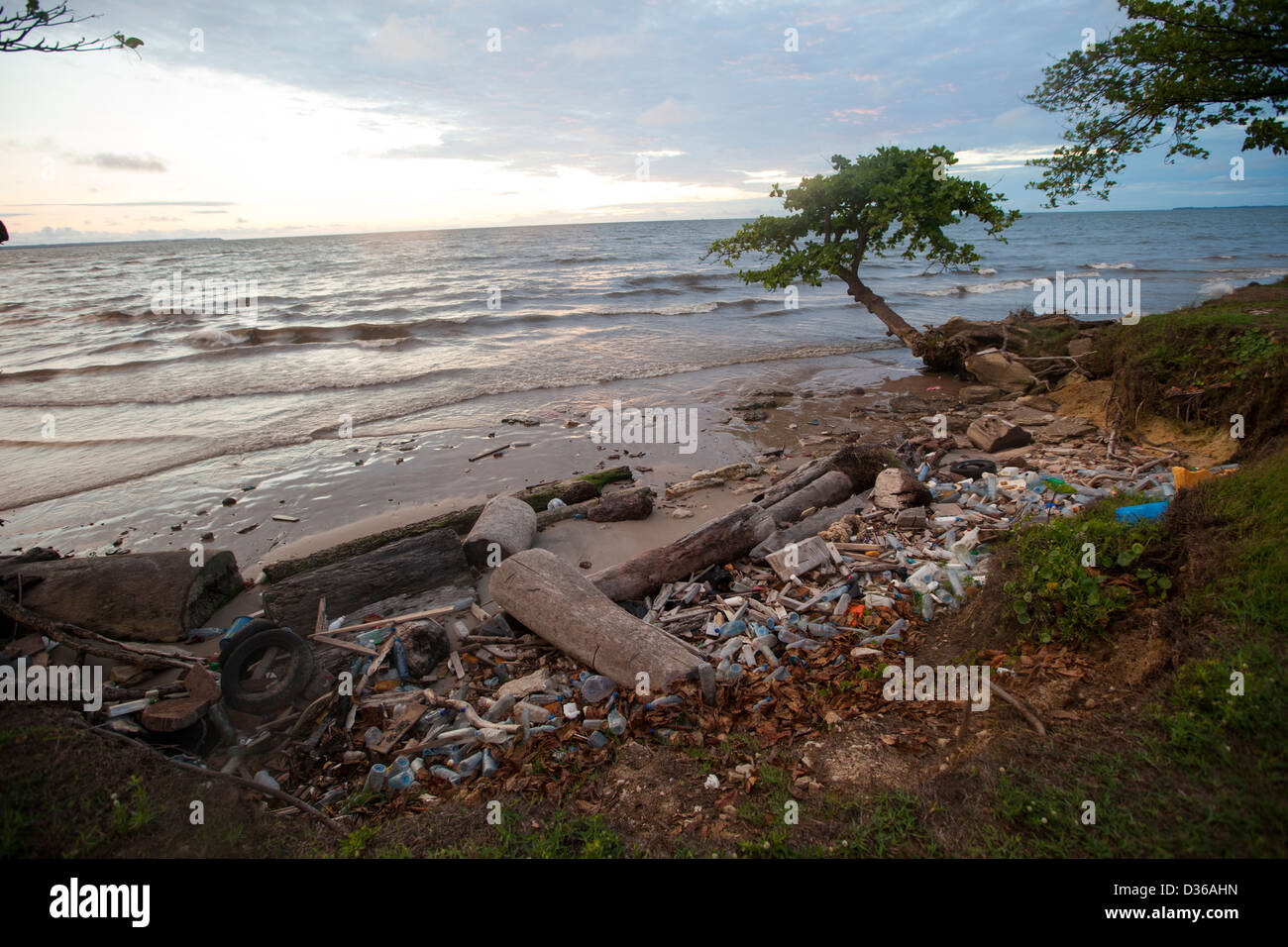 LIBREVILLE, GABON, le 5 octobre 2012 : front de mer de Libreville, au crépuscule. Banque D'Images