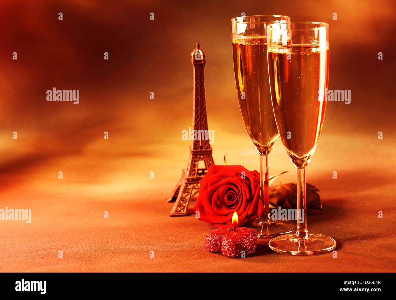 Photo de deux verre de champagne sur la table de restaurant, dîner de fête, jour de mariage, boisson festive pour la fête de Saint Valentin Banque D'Images