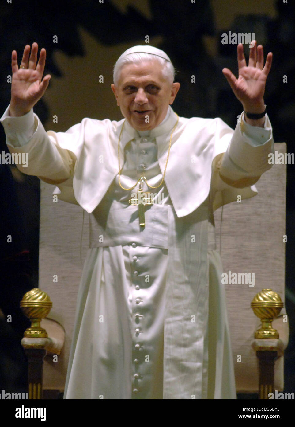 (Afp) - Le pape Benoît XVI s'élève face à un microphone et des gestes qu'il accueille plusieurs milliers de journalistes dans la salle de réception au Vatican à Rome, Italie, 23 avril 2005. Au cours de la réception, le 78 ans, le Pape a lancé un appel aux médias pour démontrer une approche responsable afin d'apporter une contribution positive à la société. Banque D'Images