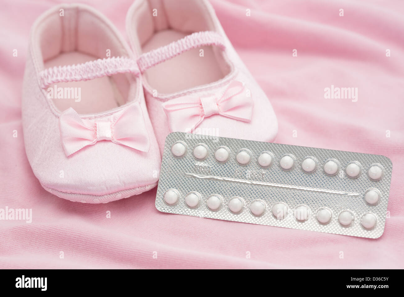 Pilule contraceptive paquet avec chaussons pour bébé Banque D'Images