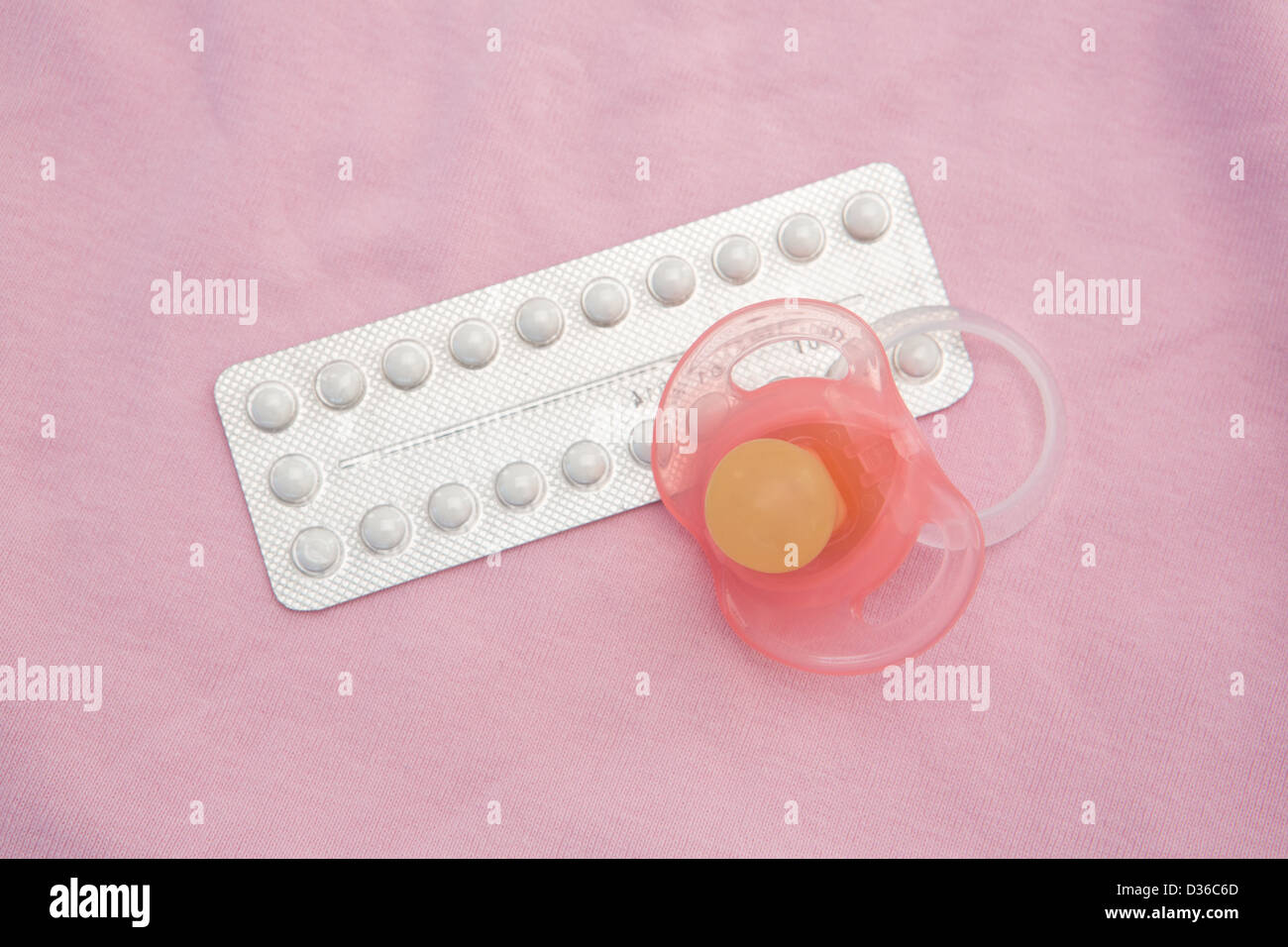 Pilule contraceptive paquet avec sucette rose Banque D'Images