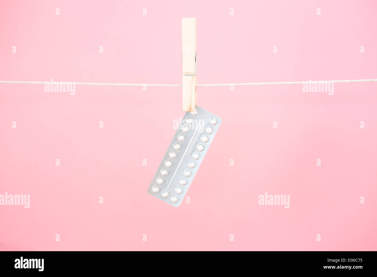 Pilule contraceptive blister pendaison de la ligne Banque D'Images