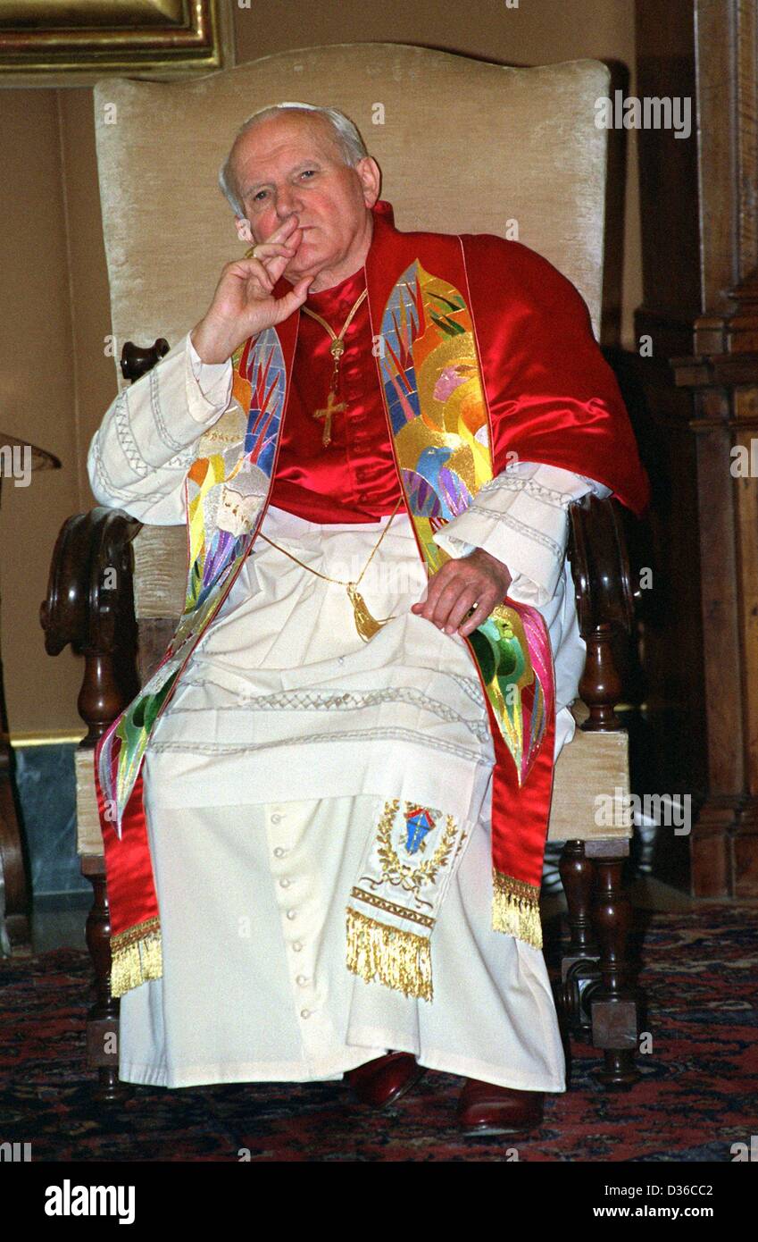 Afp) - Le Pape Jean Paul II, à la tête de l'église catholique, au Vatican,  le 3 mars 1994, à l'occasion de la visite du président allemand Richard von  Weizsaecker Photo Stock -