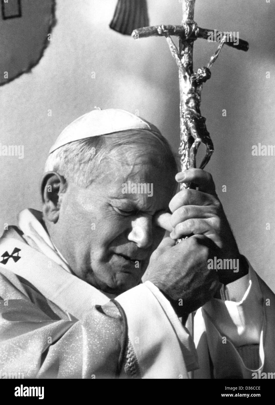 (Afp) - Le Pape Jean Paul II est titulaire d'un crucifix pendant un service à Fulda, Allemagne, 17 novembre 1980. Le Pape Jean Paul II a été sur une visite de cinq jours en Allemagne. Banque D'Images