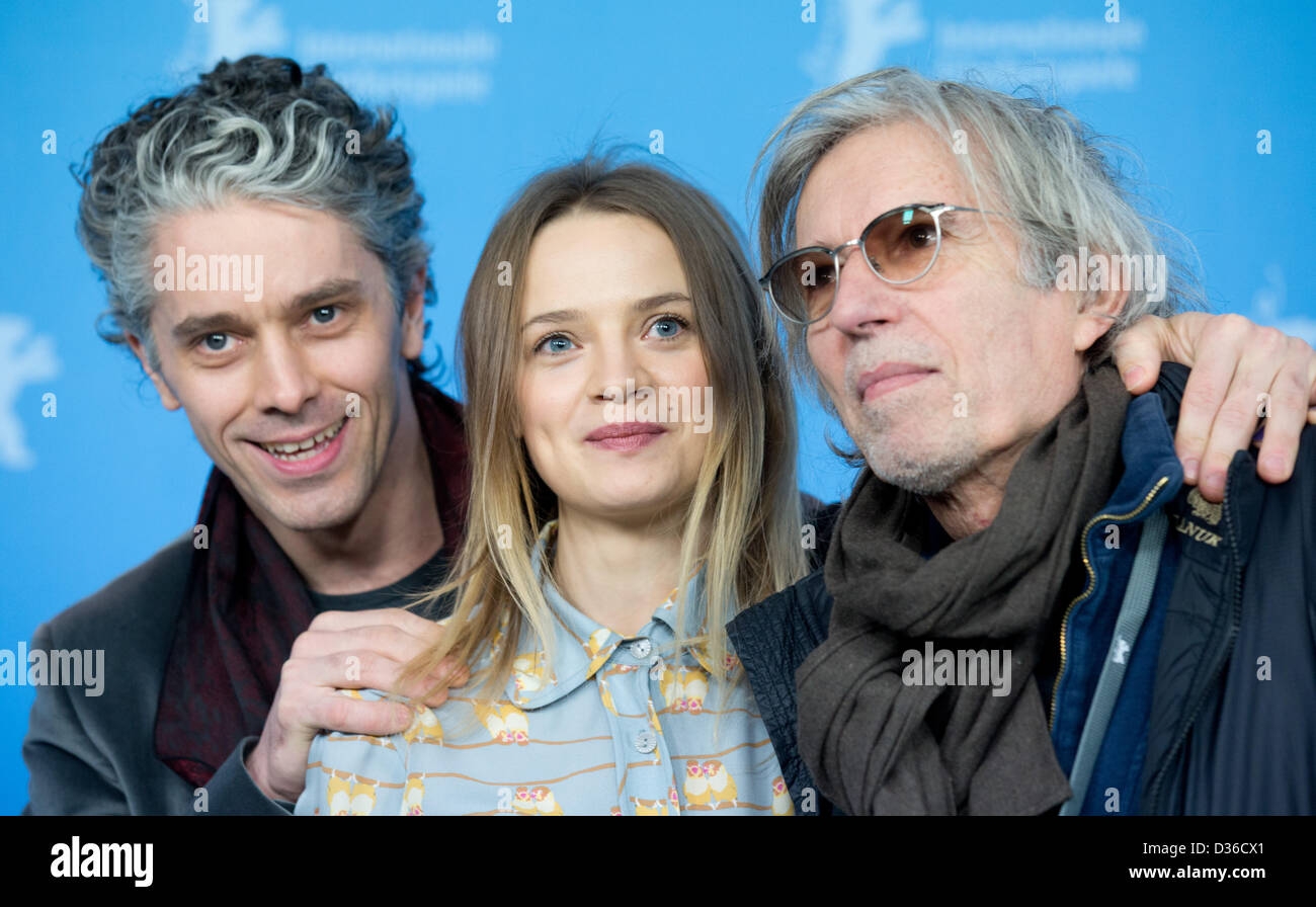 Berlin, Allemagne. 11 février 2013. James Thierree né en Suisse (L-R), l'actrice française Sara Forestier et le réalisateur français Jacques Doillon posent à un photocall pour 'Love Battles' ('Mes séances de lutte") pendant le 63e Festival du Film de Berlin, à Berlin, Allemagne, 11 février 2013. Le film est présenté dans la section Panorama Special de la Berlinale. Photo : Kay Nietfeld/dpa  + + +(c) afp - Bildfunk + + +/Alamy Live News Banque D'Images