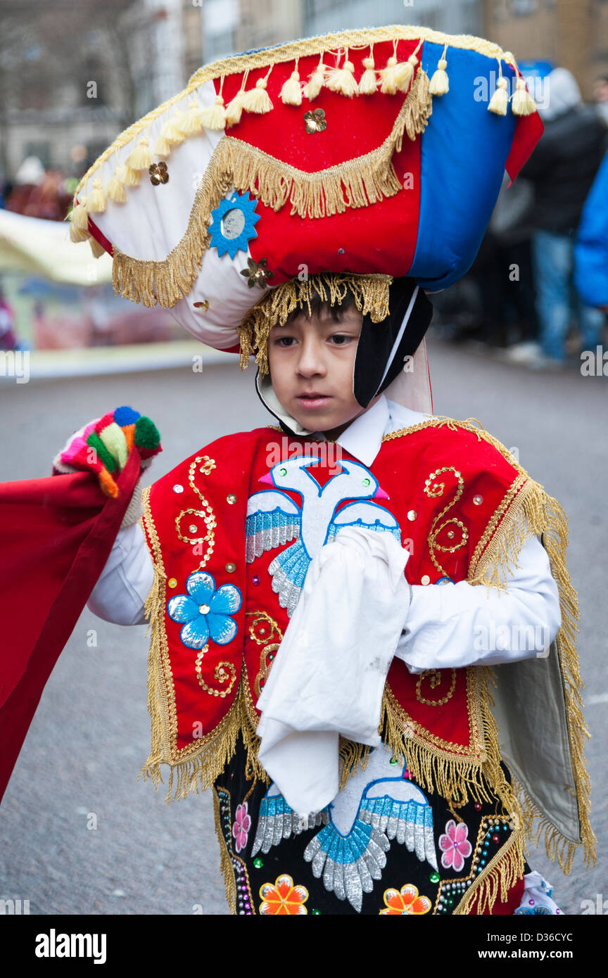 Un interprète en costume traditionnel lors de la fête du Nouvel An chinois 2013 Défilé et London UK Banque D'Images