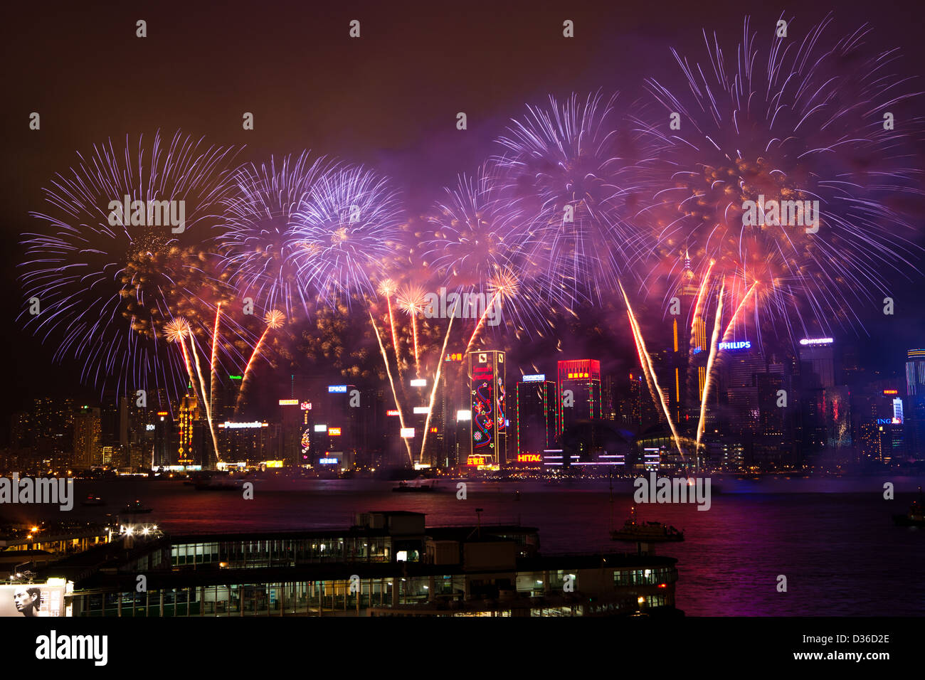 D'artifice pour la célébration de la nouvelle année lunaire dans le port de Victoria de Hong Kong. Banque D'Images
