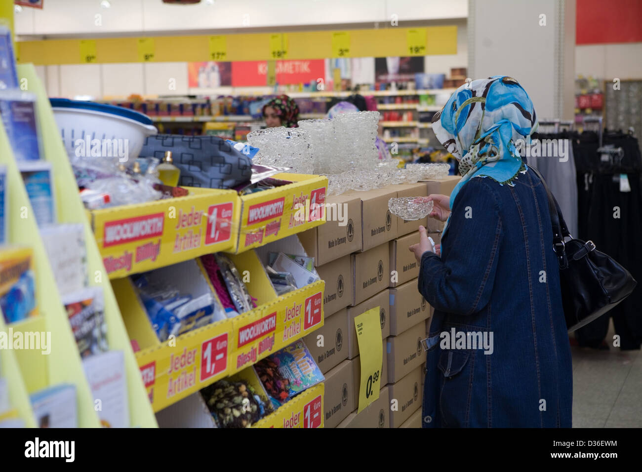 Berlin, Allemagne, une femme avec un foulard dans un grand magasin Banque D'Images