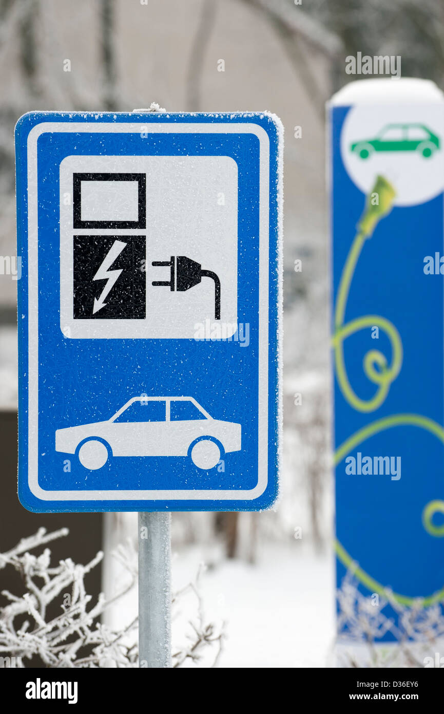 Station de recharge pour voitures électriques signe en parking dans la neige en hiver, Belgique Banque D'Images