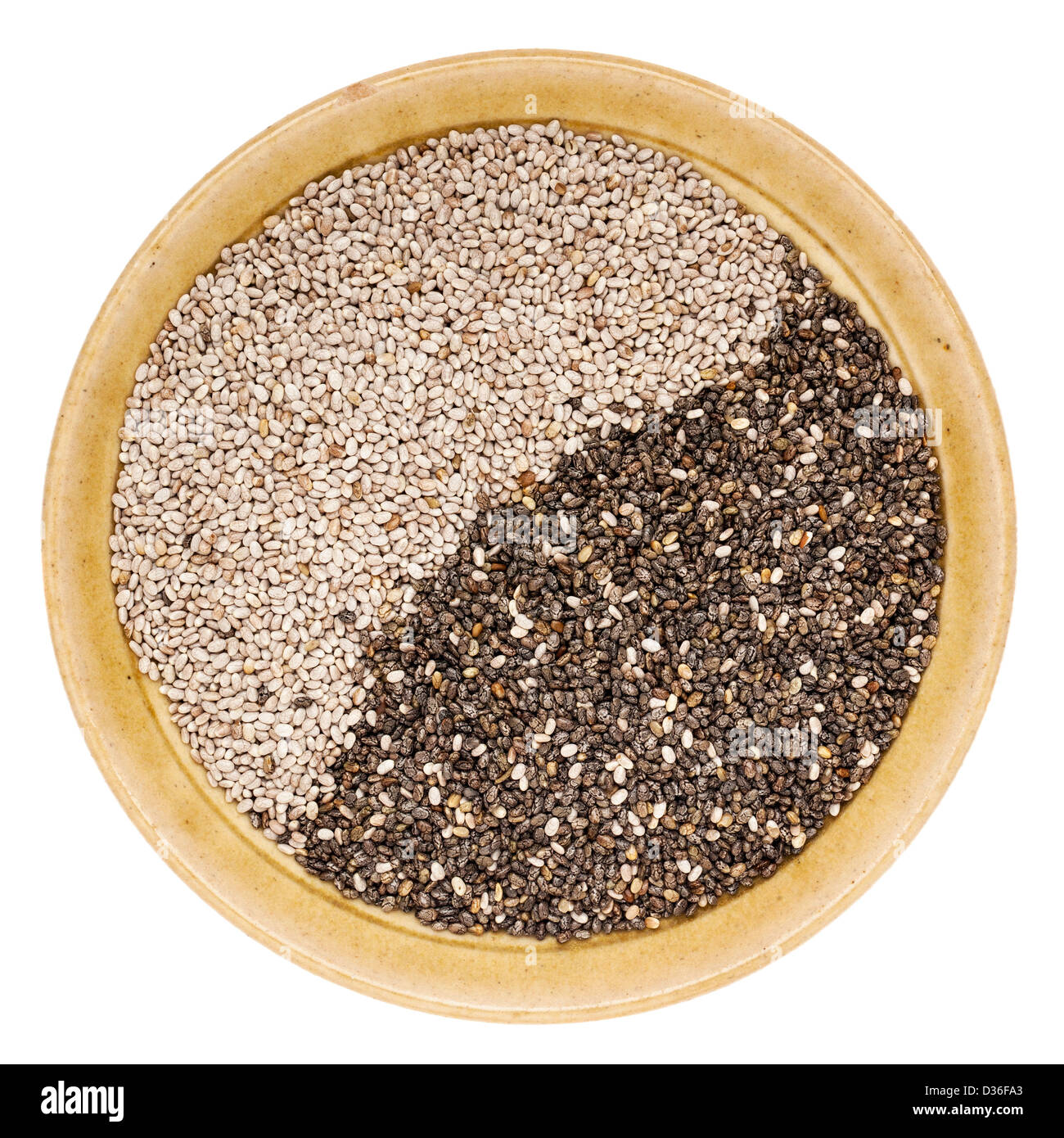 Les graines de chia noir et blanc dans un petit bol en céramique isolated on white Banque D'Images