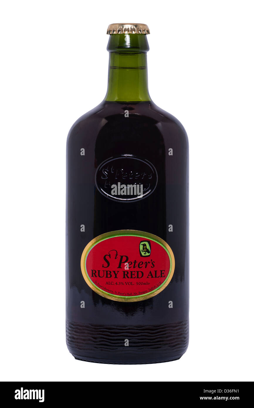 Une bouteille de St Peter's Ruby red ale sur fond blanc Banque D'Images