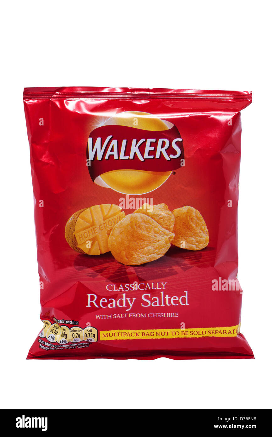 Un paquet de chips de pommes de terre salées prêt les marcheurs avec la nouvelle conception d'emballage sur un fond blanc Banque D'Images