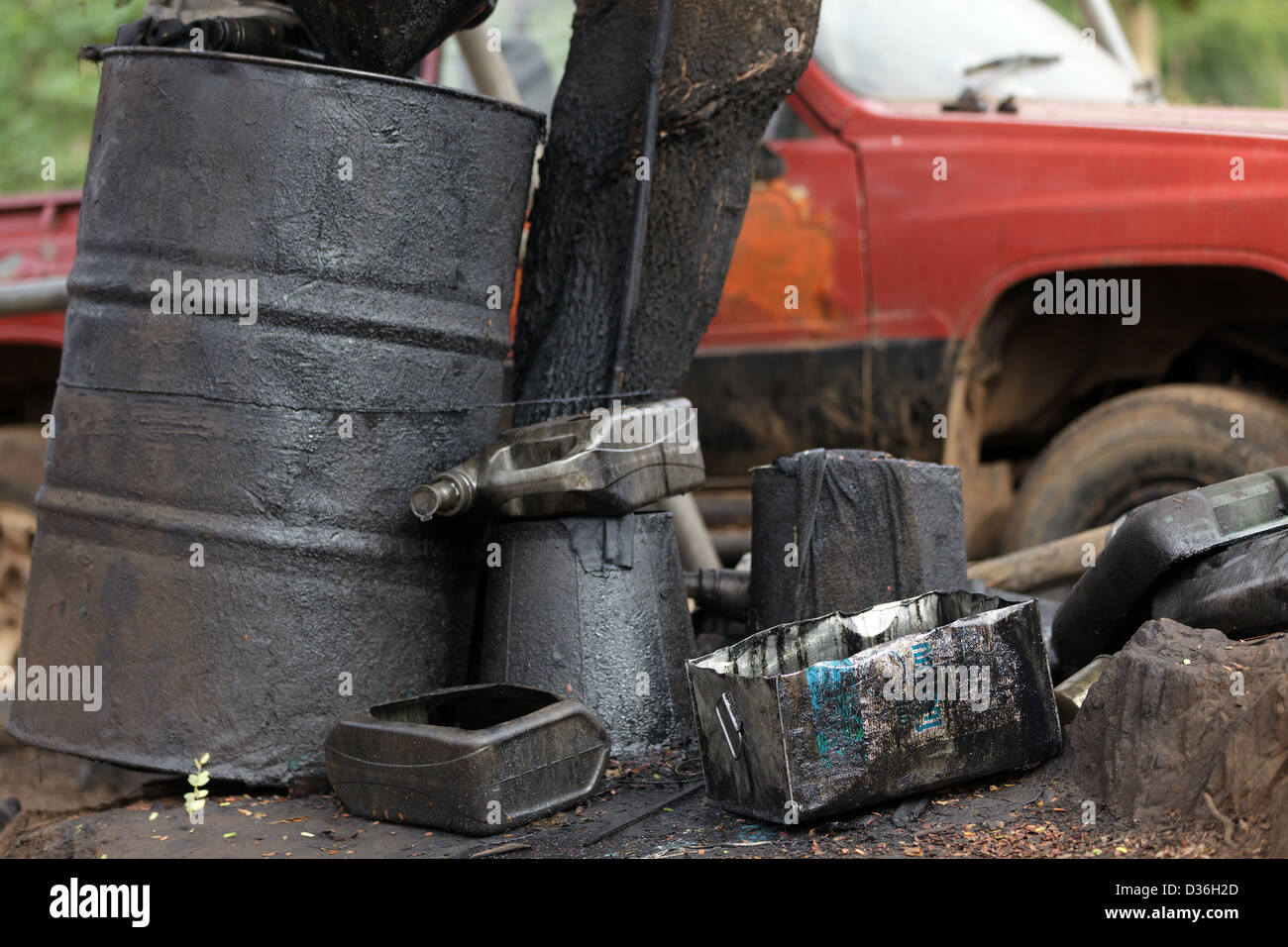 La pollution de l'huile voiture garage à la campagne Banque D'Images