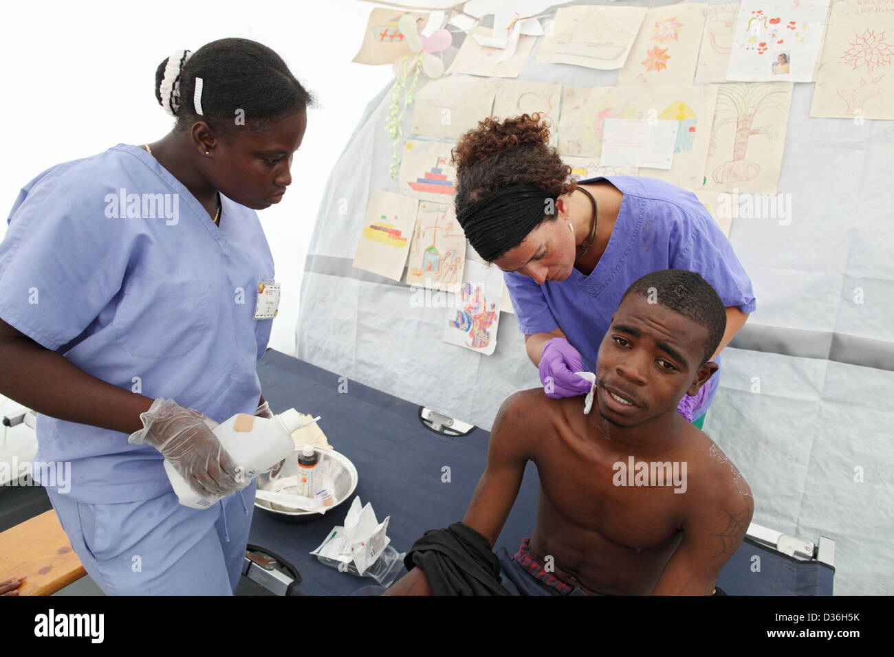 Carrefour, Haïti, un Aerztin fourni une blessure par balle au cou Banque D'Images