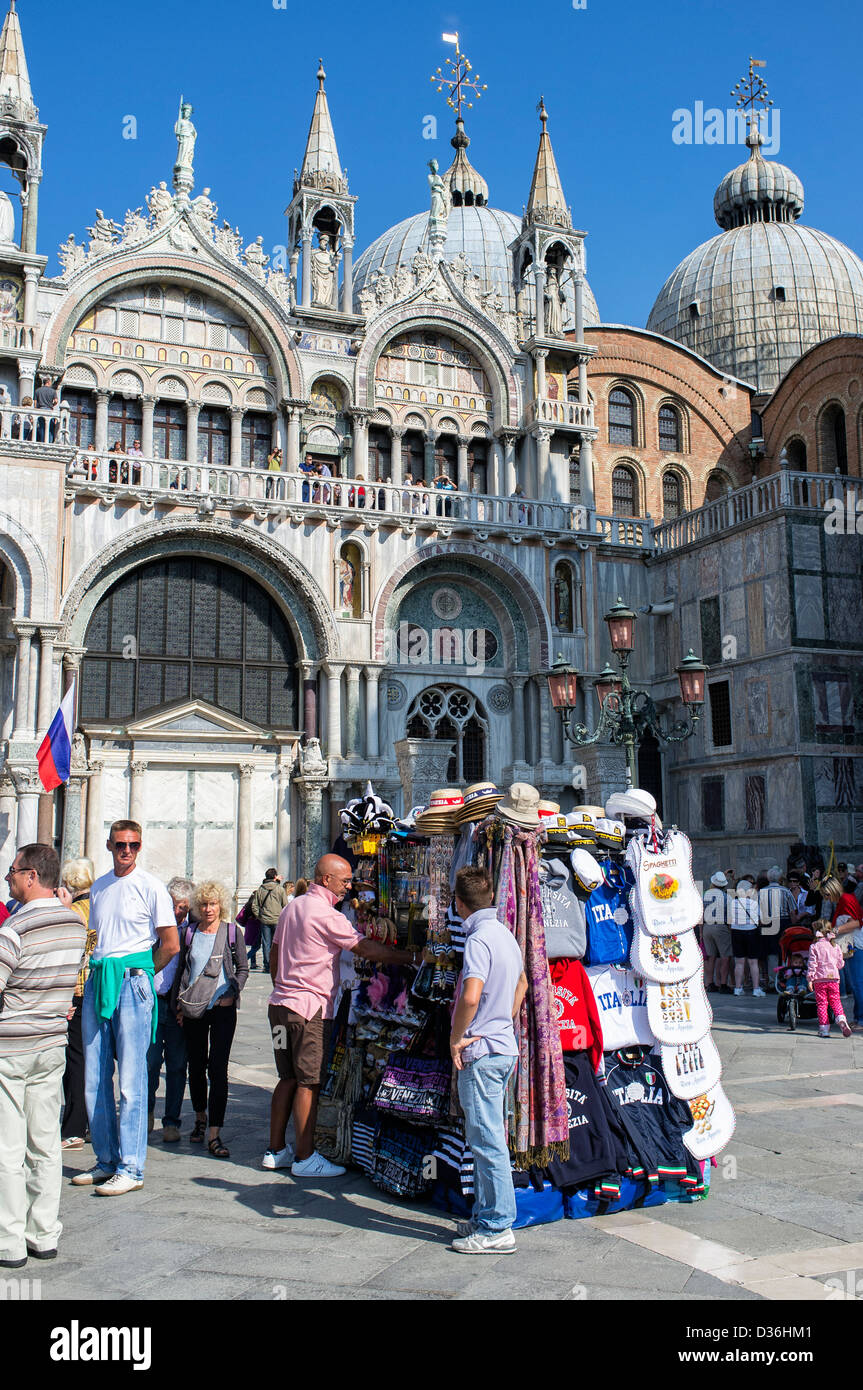 Bloquer la vente de souvenirs pour touristes en face de la Basilique de Saint Marc la place Saint Marc Venise Banque D'Images