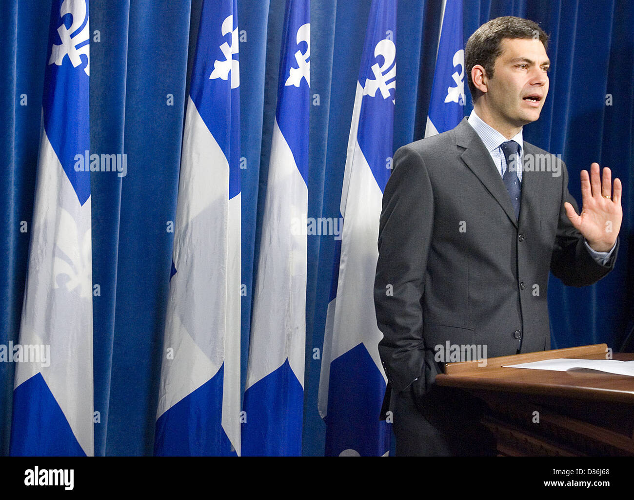 Mario Dumont réagit au nouveau cabinet libéral dans une conférence de presse à l'Assemblée nationale à Québec Banque D'Images